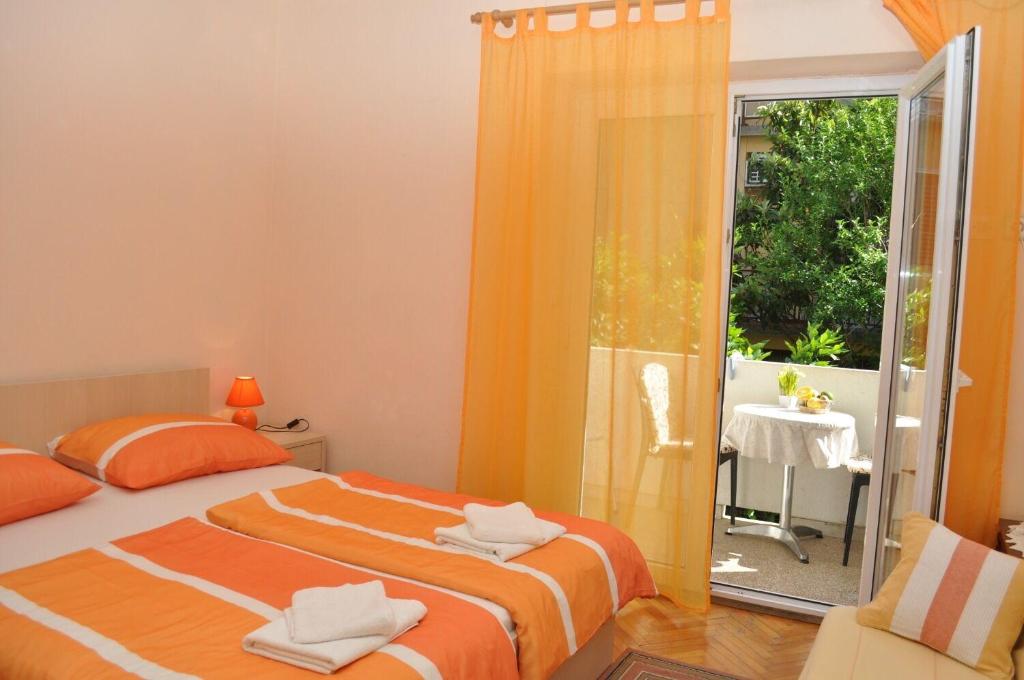 Posteľ alebo postele v izbe v ubytovaní Apartments and Rooms Ljuba