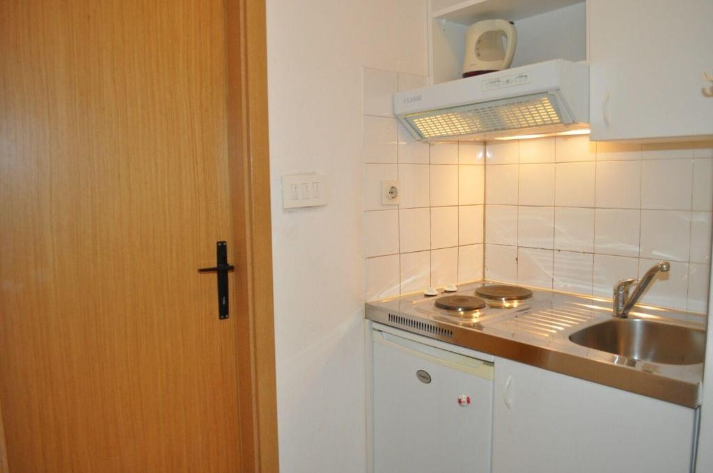 Kuchyňa alebo kuchynka v ubytovaní Apartments and Rooms Ljuba