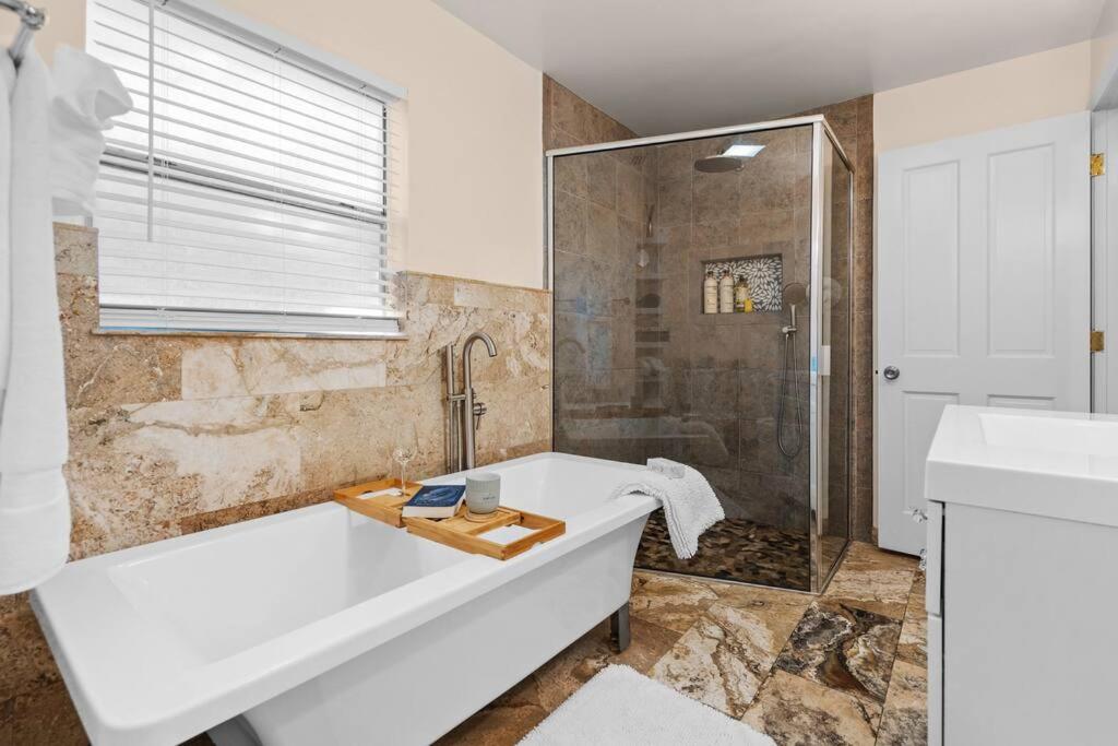 Koupelna v ubytování Charming, cozy 3 bedroom house, walking distance to down town