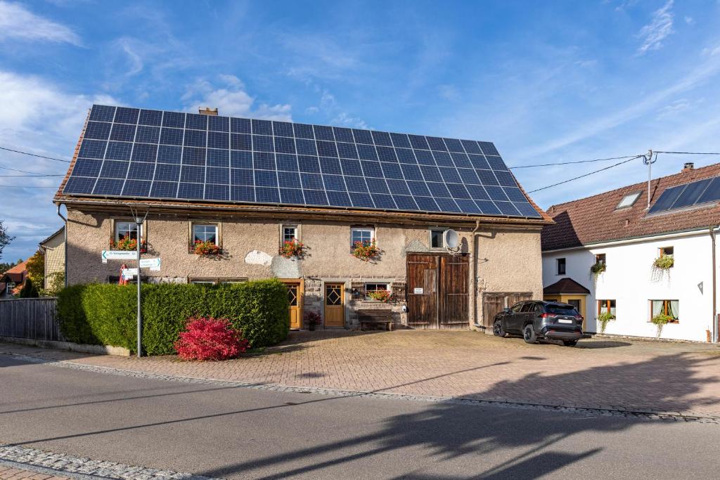 une maison avec beaucoup de panneaux solaires sur le toit dans l'établissement Schwarzwald - Ferienhaus In, à Villingen-Schwenningen
