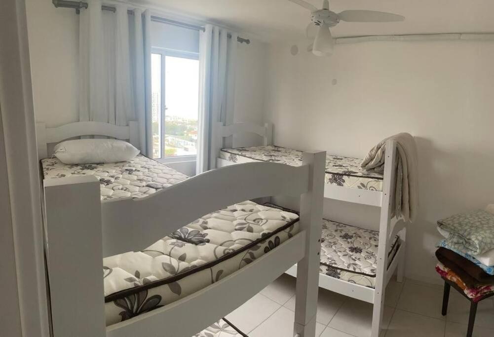 Postel nebo postele na pokoji v ubytování Ap a 2 quadras da praia e próximo ao Beto Carrero