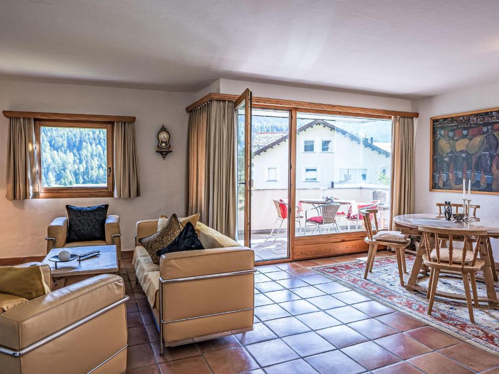 Posezení v ubytování Apartment Chesa Trais Dschembers by Interhome