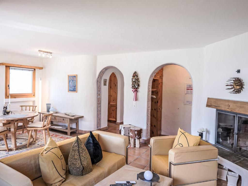 Posezení v ubytování Apartment Chesa Trais Dschembers by Interhome