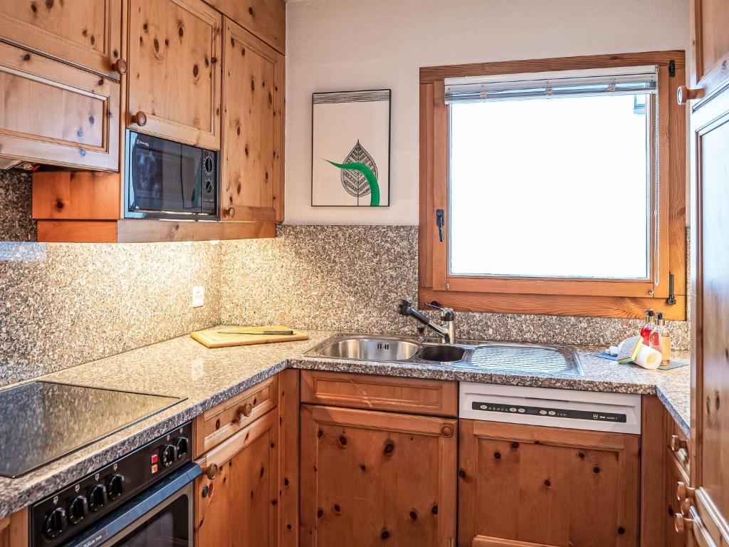Kuchyň nebo kuchyňský kout v ubytování Apartment Chesa Trais Dschembers by Interhome