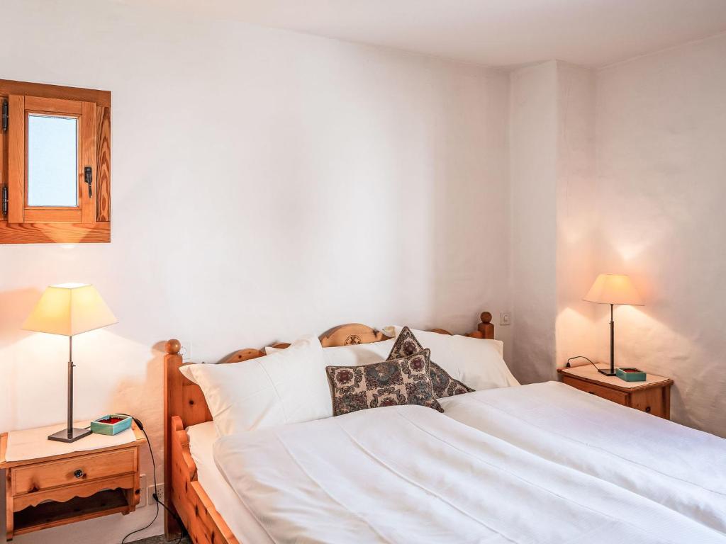 Postel nebo postele na pokoji v ubytování Apartment Chesa Trais Dschembers by Interhome