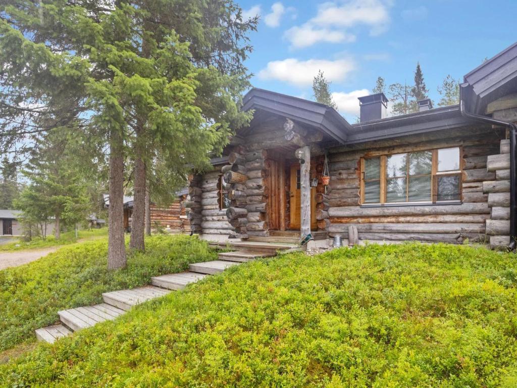 ein Blockhaus mit einem Baum davor in der Unterkunft Holiday Home Kaukonkelo by Interhome in Rukatunturi 