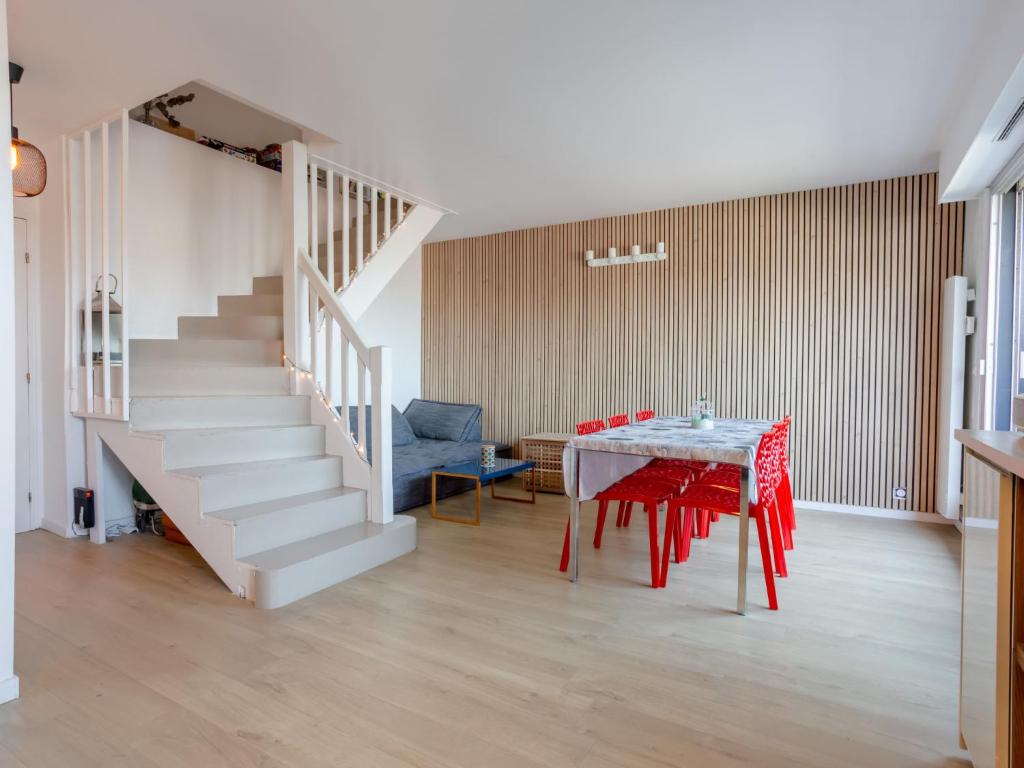 une salle à manger avec une table et un escalier dans l'établissement Apartment La Deauvillaise-5 by Interhome, à Deauville