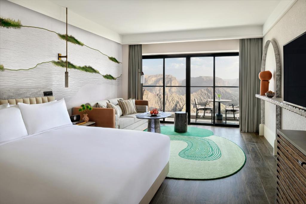 Postel nebo postele na pokoji v ubytování Hotel Indigo Jabal Akhdar Resort & Spa by IHG