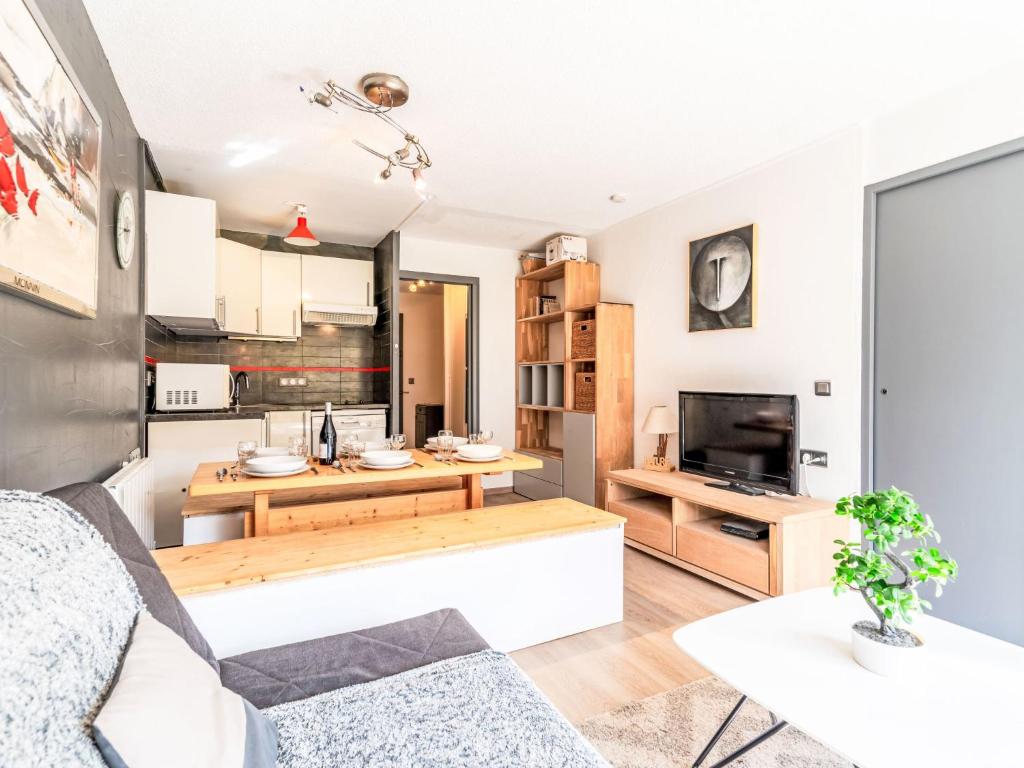 un salon avec un canapé et une table dans l'établissement Studio Les Tommeuses - Val Claret-38 by Interhome, à Tignes