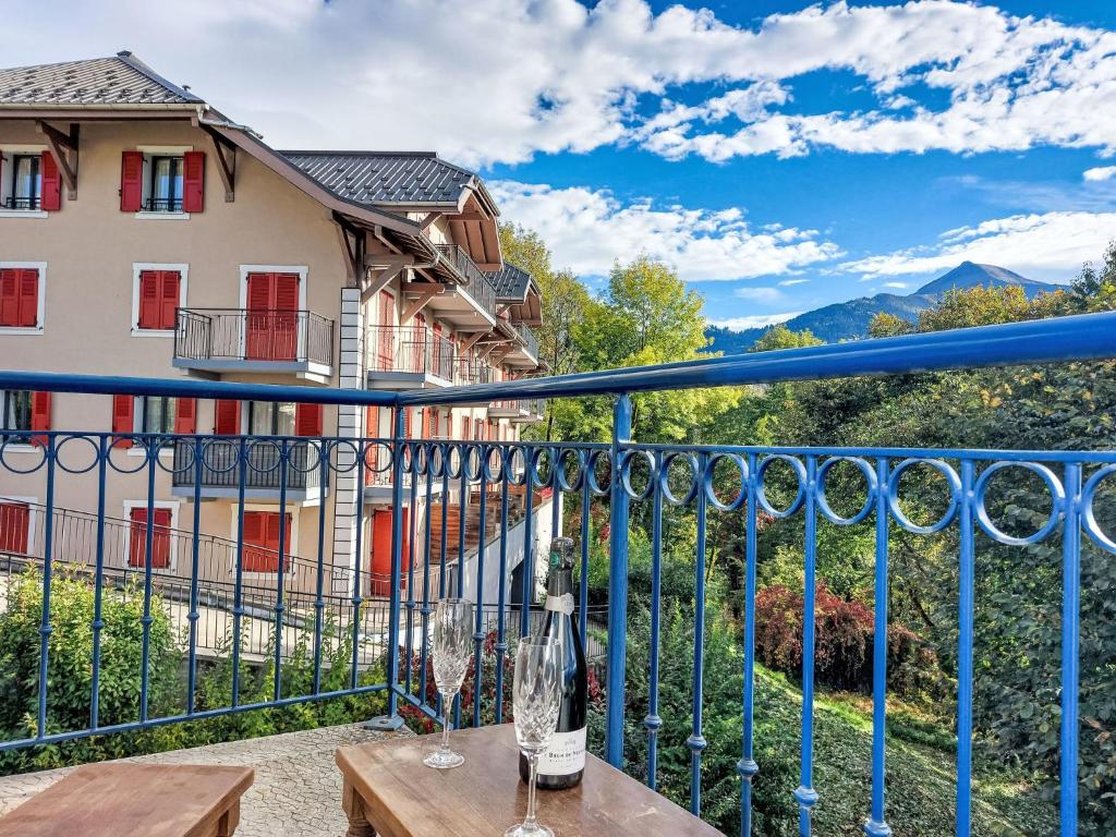 d'un balcon avec une table et une vue sur un bâtiment. dans l'établissement Apartment Domaine de Crespin by Interhome, à Saint-Gervais-les-Bains