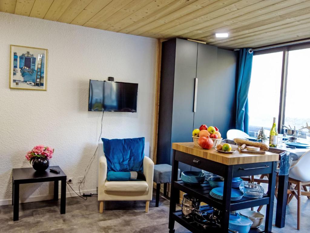 - un salon avec une table et des fruits dans l'établissement Apartment Le Sérac-11 by Interhome, à Val Thorens