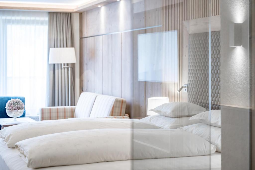 Postel nebo postele na pokoji v ubytování Hotel Bellevue - 4 Sterne superior