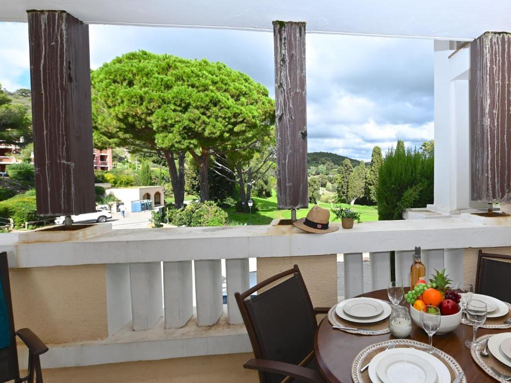 une salle à manger avec une table et une grande fenêtre dans l'établissement Apartment Village Cap Estérel - L'Esquinade-107 by Interhome, à Agay