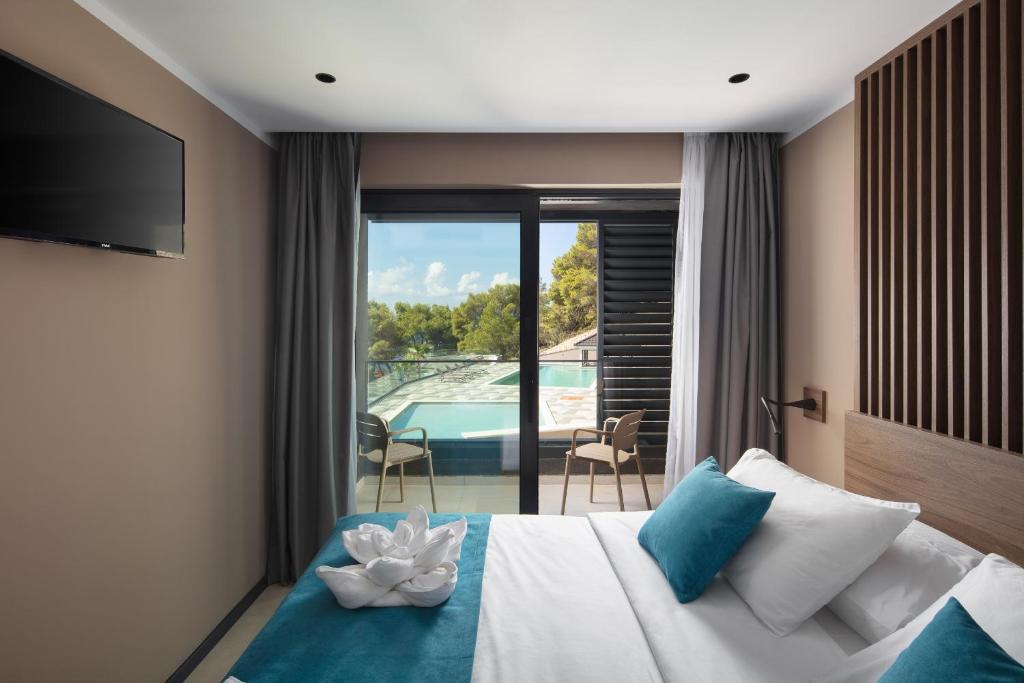 Bazén v ubytování Alfir Resort nebo v jeho okolí