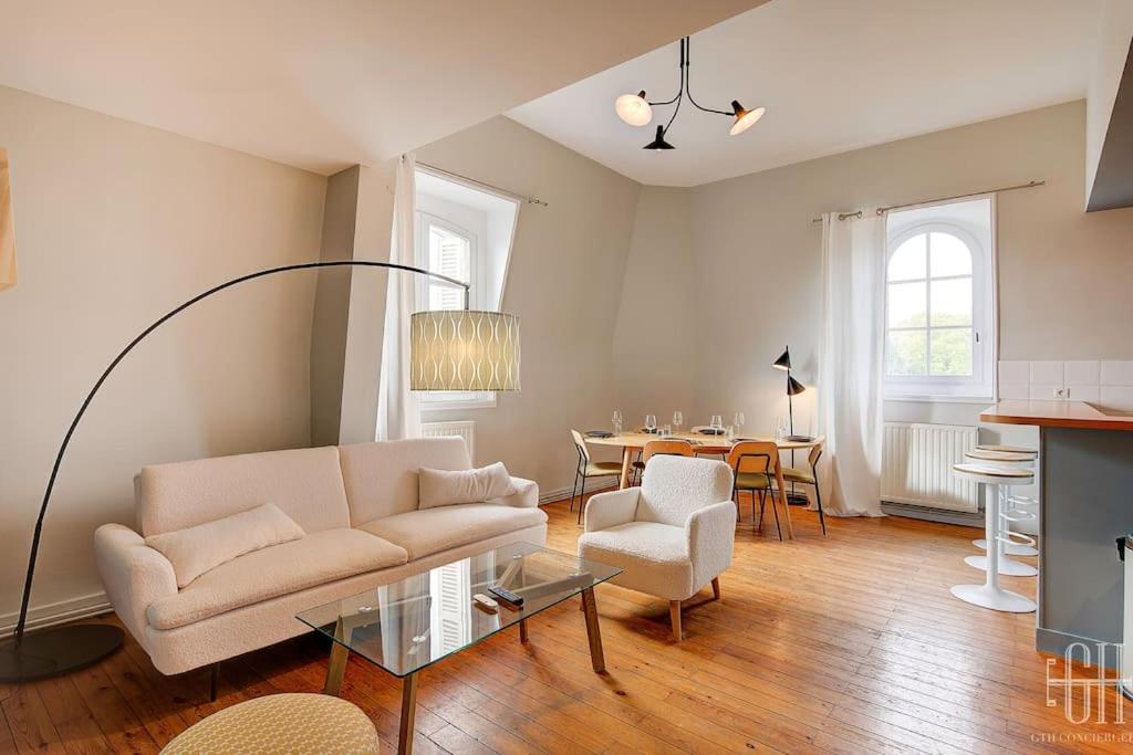 un salon avec un canapé et une table dans l'établissement Le St Grégoire - Proche Centre Ville, à Tours