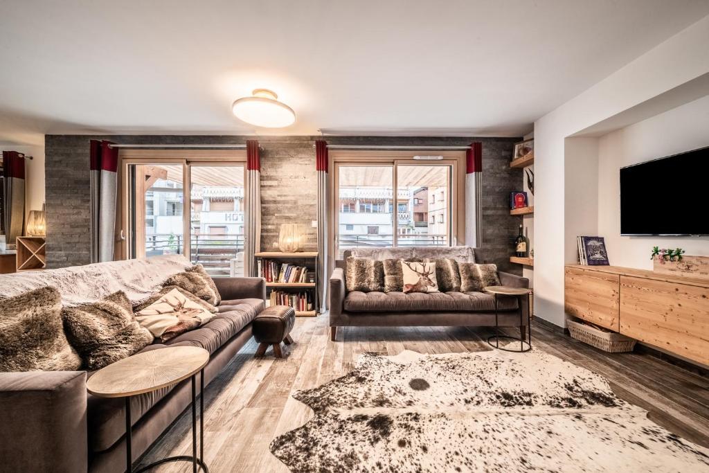 un salon avec un canapé et une télévision dans l'établissement PORTES DU PLENEY 203 exceptionnel T5 pour 8 personnes au pied du Pleney, à Morzine