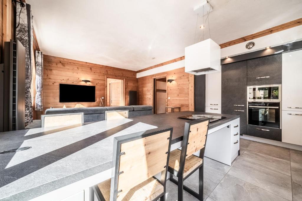 - une cuisine avec un grand îlot et un comptoir dans l'établissement Lodge 1 : Magnifique deux chambres proche centre, à Morzine