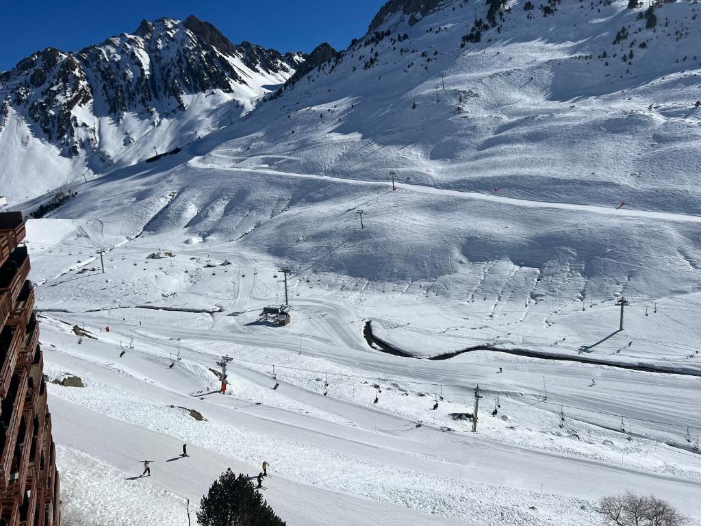 une montagne enneigée avec une piste de ski dans l'établissement Studio 4 personnes résidence le Montana au pied des pistes balcon plein sud, à La Mongie