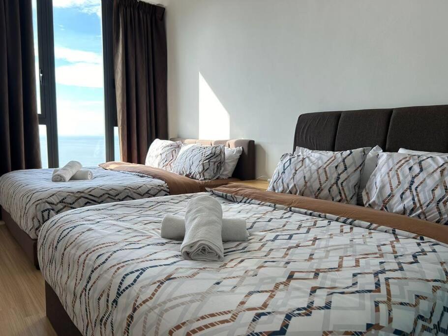 Tanjong TokongにあるSea Breeze Haven 2BR Seaview w Bathtub 海风乐园海景套房 by Minsùのベッドが2つと大きな窓がある寝室