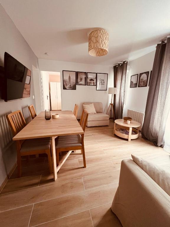un salon avec une table en bois et un canapé dans l'établissement Proche Paris & Stade De France & Adidas Arena, à Saint-Denis