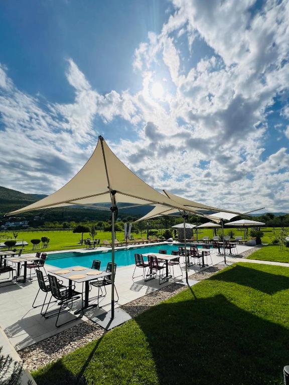 Bazén v ubytování Hotel Emporia Mostar nebo v jeho okolí