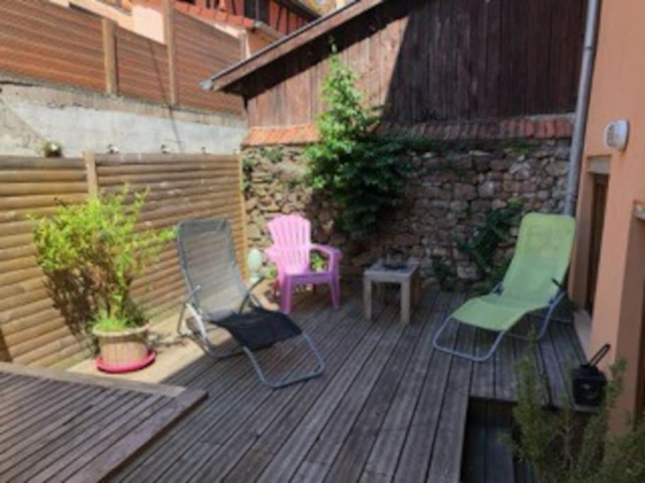 d'une terrasse avec deux chaises et un banc. dans l'établissement Les 3 petits coeurs, à Eguisheim