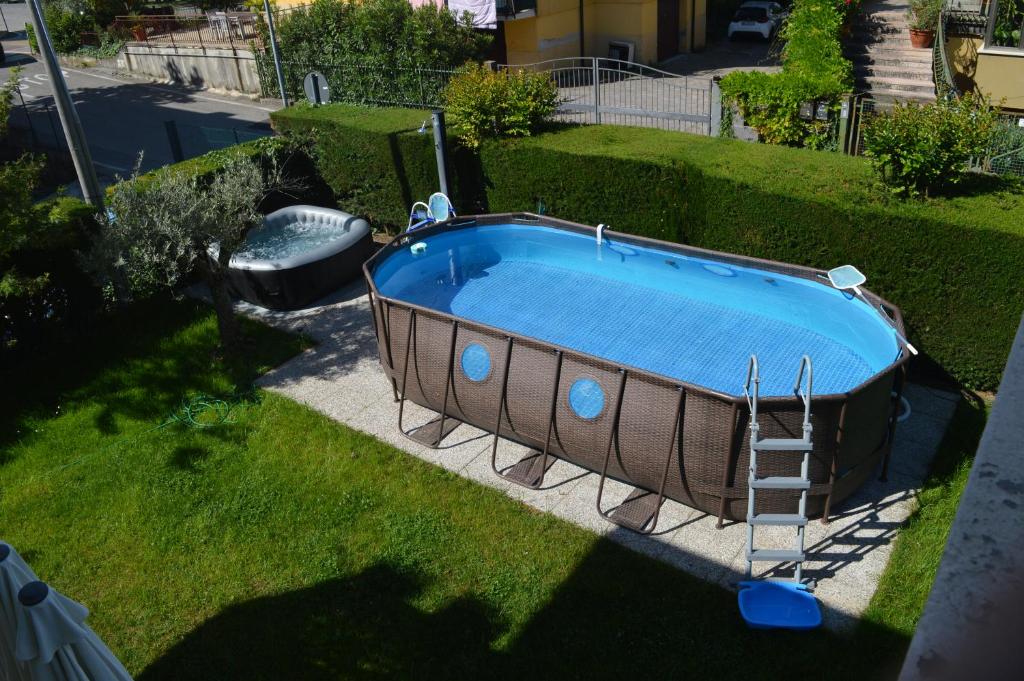 Bazén v ubytování Il Sole e la Luna B&B in Garda nebo v jeho okolí
