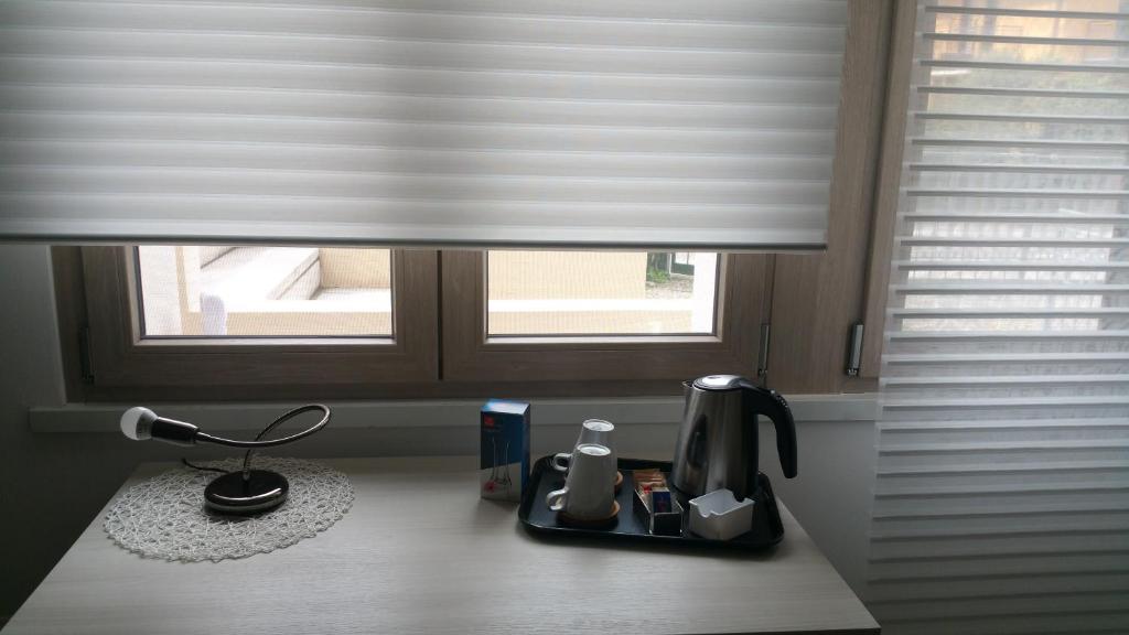 Příslušenství pro přípravu čaje a kávy v ubytování Il Sole e la Luna B&B in Garda