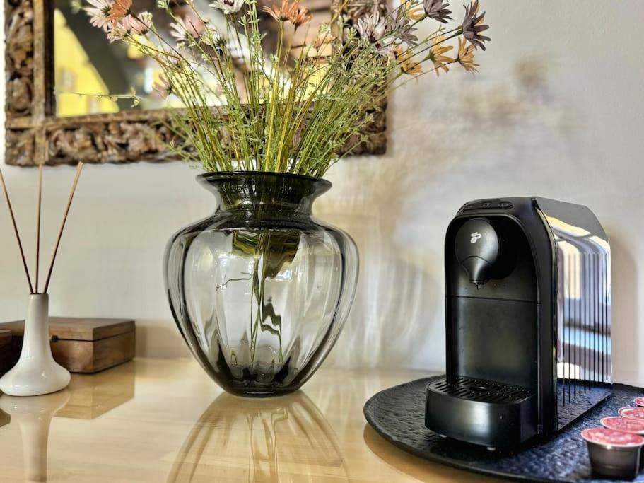 Příslušenství pro přípravu čaje a kávy v ubytování Old Town Prague Apartment