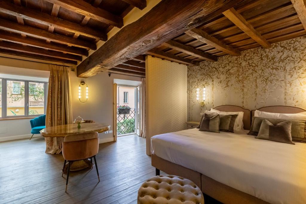 A bed or beds in a room at Ara di Marte Suites