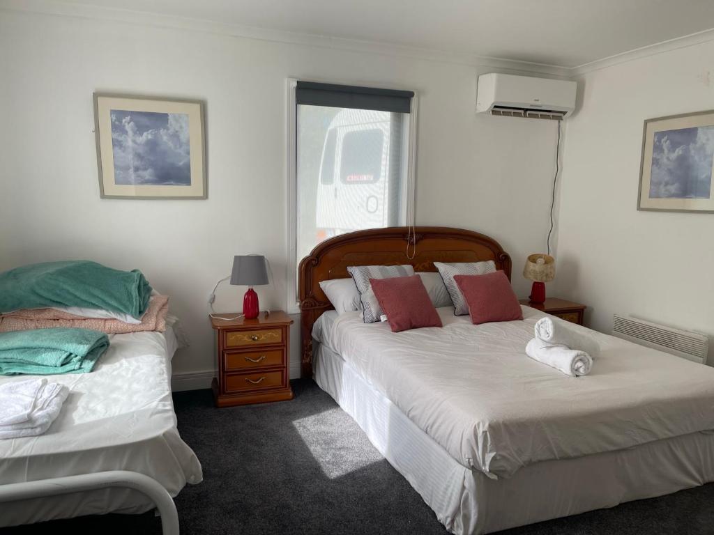 Oaklands Junction homes - Triple Room With Private Bathroom
