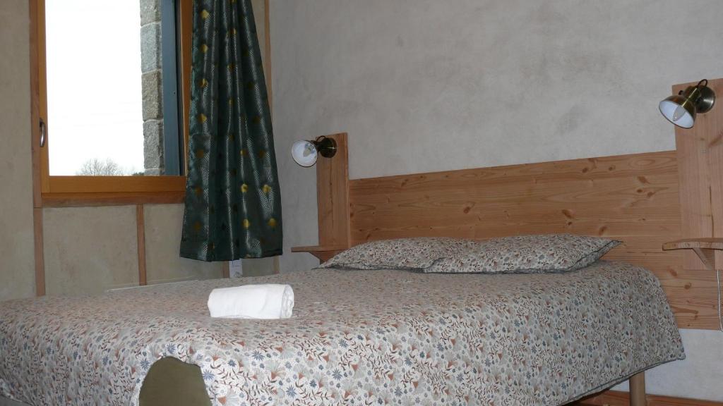Łóżko lub łóżka w pokoju w obiekcie A la belle étoile