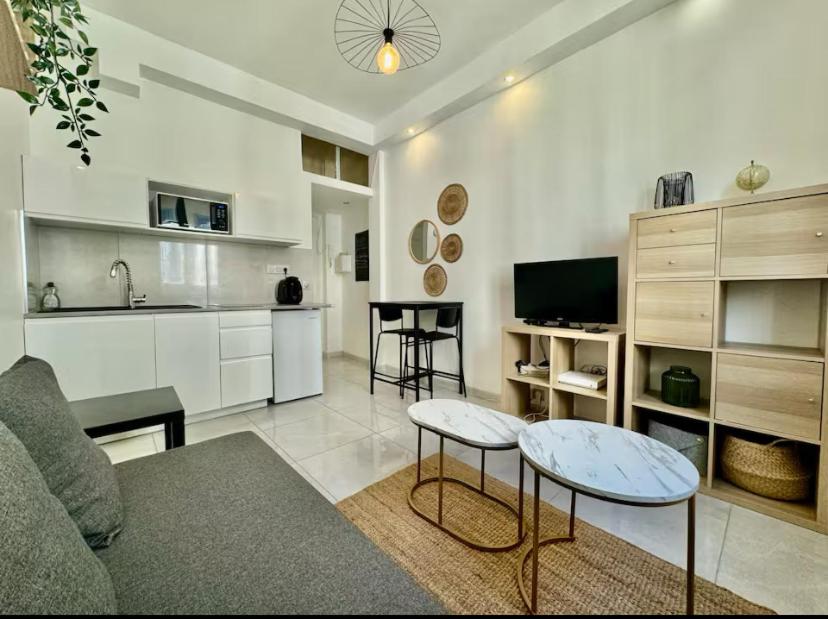un salon avec un canapé et une cuisine dans l'établissement STUDIO - Le Port Dolce Vita à Nice, à Nice