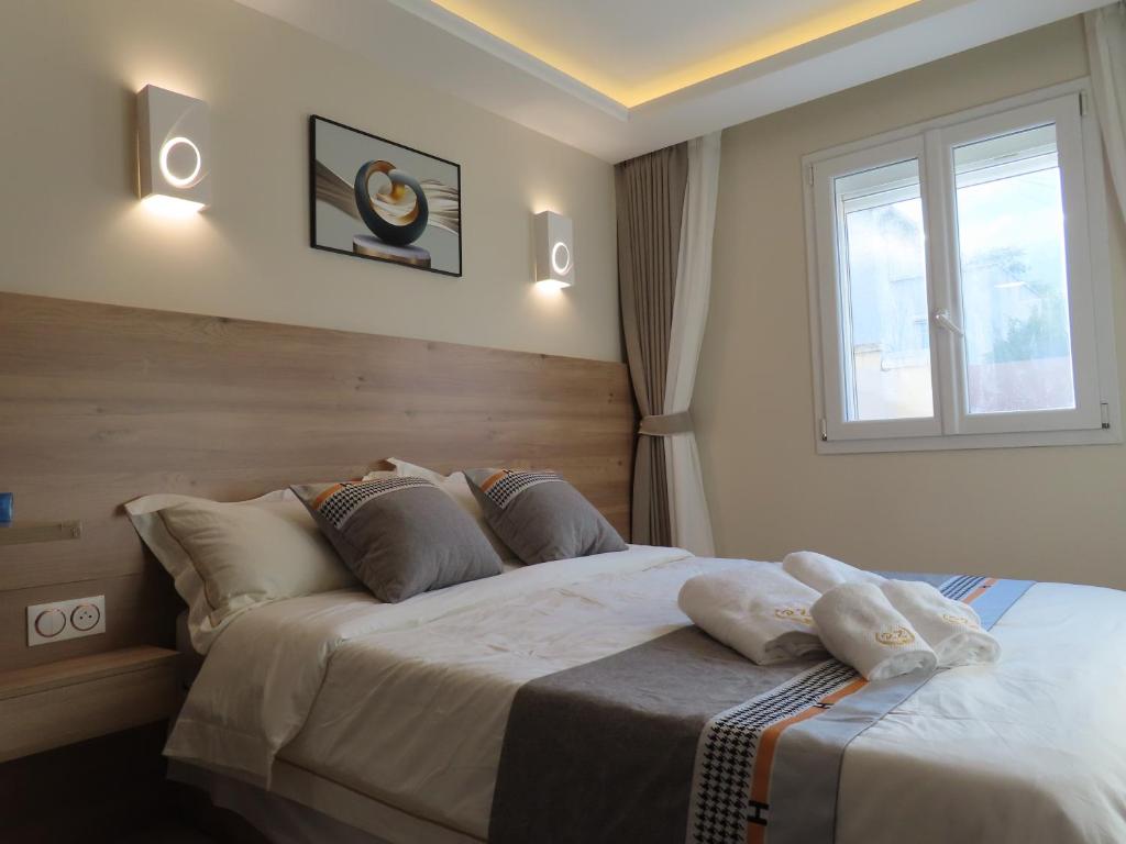 a bedroom with two beds and a window at Chambre deux personnes avec salle de bain privative in Bondy