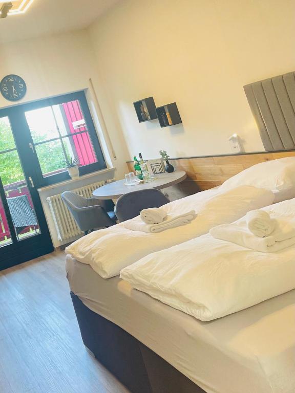 Giường trong phòng chung tại FeWo 13 - Appartement im Rottalblick - Elegant und ruhig wohnen, Tiere willkommen, Bademantelgang zur Therme, TV, Boxspringbett, Balkon inkl Garage u Kurtaxe