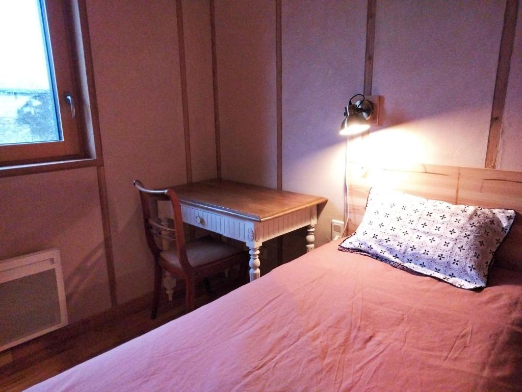 Łóżko lub łóżka w pokoju w obiekcie A la belle étoile