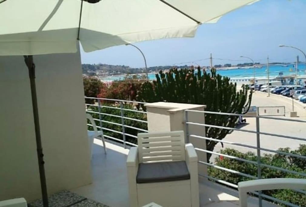 En balkon eller terrasse på Villa Luxury Fronte mare San Vito lo Capo