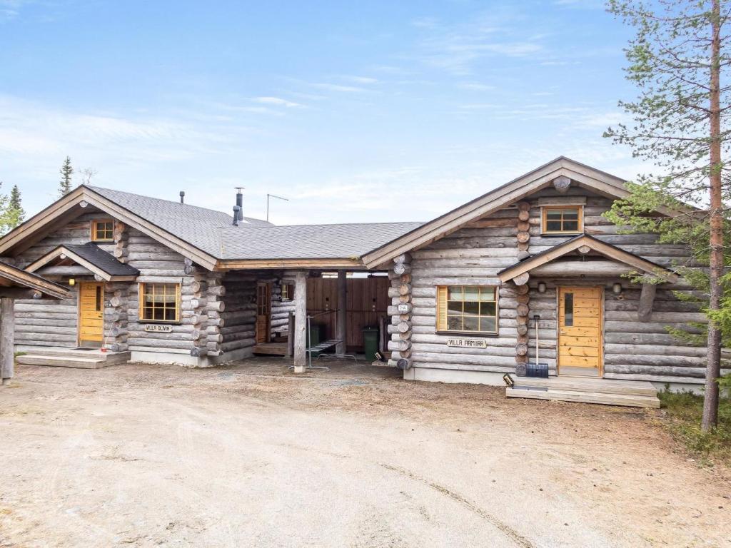 ein Blockhaus mit einer Einfahrt davor in der Unterkunft Holiday Home Villa olivia by Interhome in Rukatunturi 