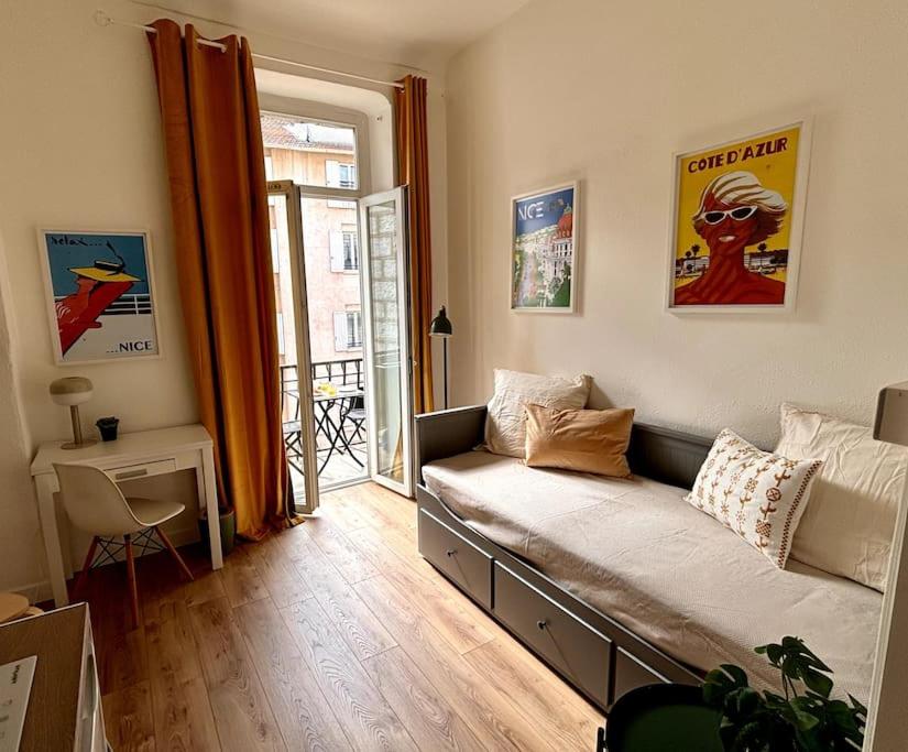 un salon avec un canapé et une fenêtre dans l'établissement Studio gare Nice Clim, à Nice