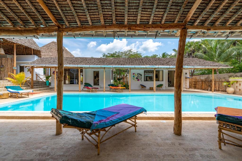 Bazén v ubytování The Afters Boutique Hotel Diani nebo v jeho okolí