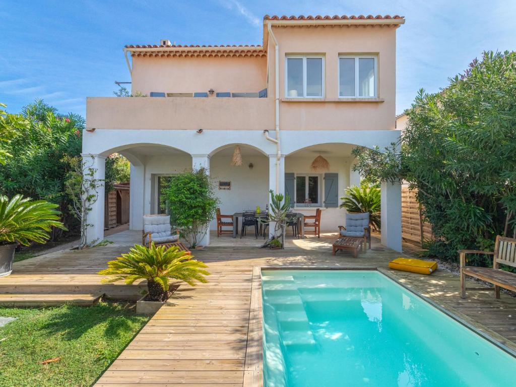 une villa avec piscine devant une maison dans l'établissement Holiday Home La maison du Port by Interhome, à Le Brusc