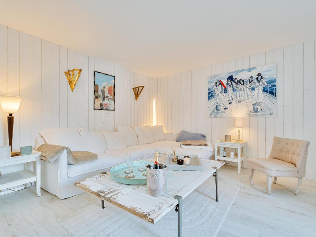 un salon avec un canapé blanc et une table dans l'établissement Holiday Home Les Ormeaux by Interhome, à Saint-Briac-sur-Mer