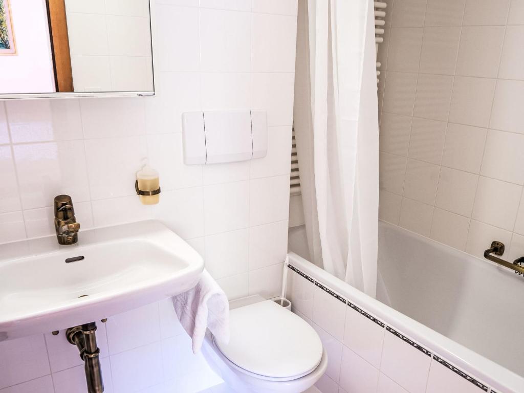 Koupelna v ubytování Apartment Chesa Trais Dschembers by Interhome