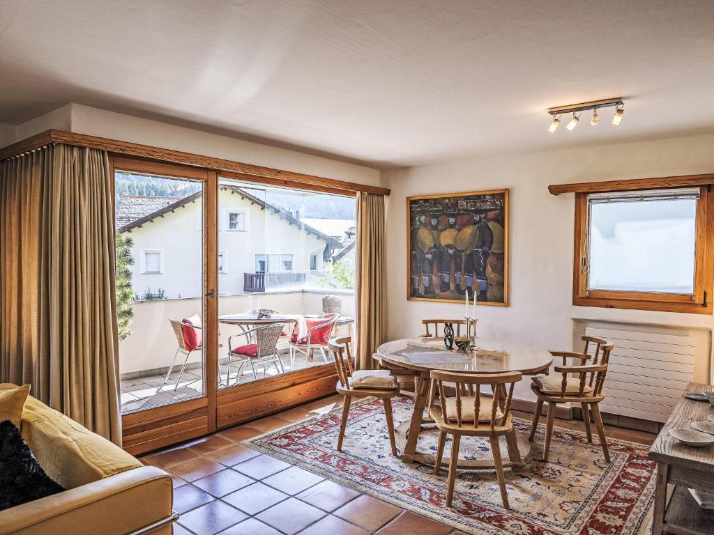 Posezení v ubytování Apartment Chesa Trais Dschembers by Interhome