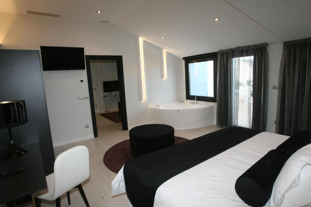 Hotel Cardenal - Jacuzzi privado en la habitación en Monforte de Lemos