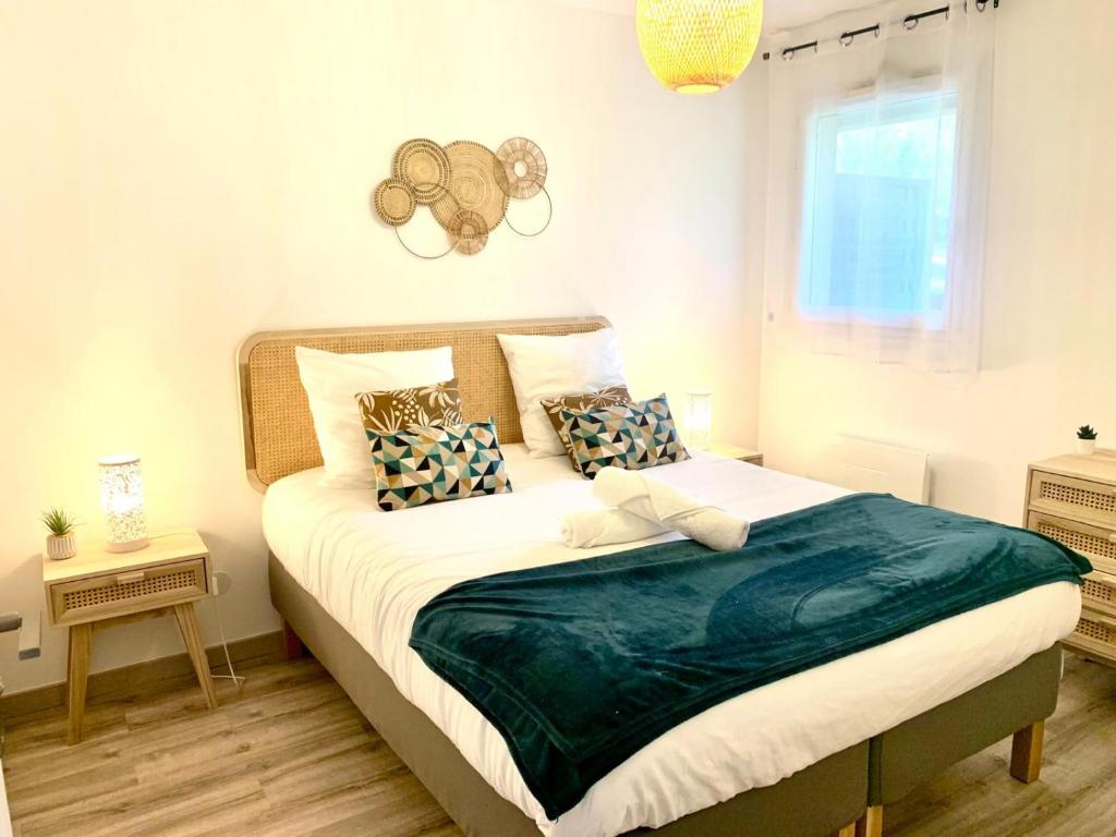 ein Schlafzimmer mit einem großen Bett in einem Zimmer in der Unterkunft Sweet home disneyland in Montévrain