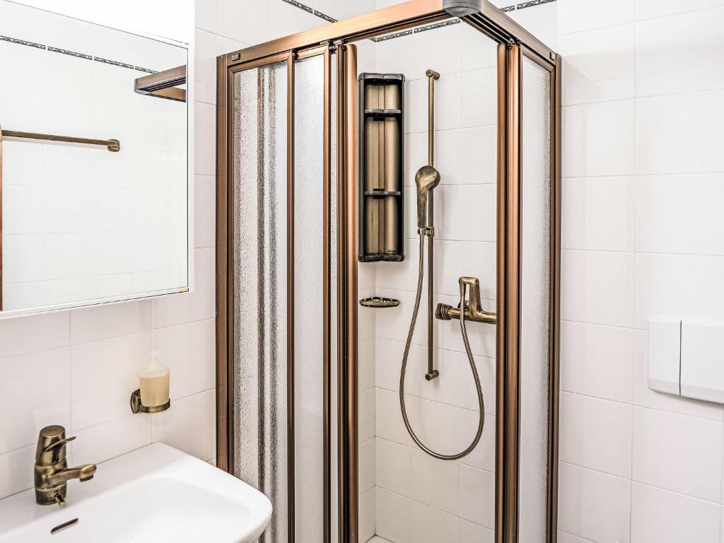 Koupelna v ubytování Apartment Chesa Trais Dschembers by Interhome
