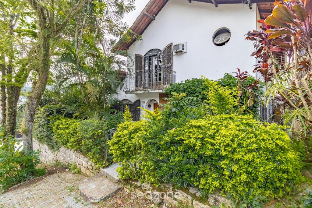 an exterior view of a house with plants at Casa aconchegante próxima a UFSC - TFL002 in Florianópolis