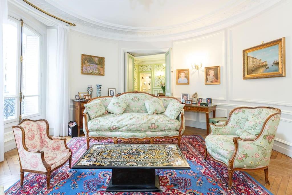 un salon avec un canapé et deux chaises dans l'établissement Superb 4 bdrms 185m2 Apt Trocadero, à Paris