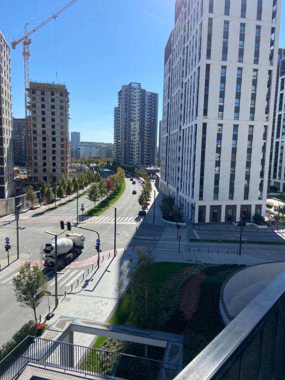 une vue d'une rue de la ville avec de grands immeubles dans l'établissement ForS Belgrade Waterfront, à Belgrade